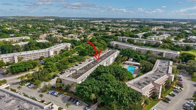 Welcome to your perfect Florida retreat! This beautifully on Wynmoor Golf Course in Florida - for sale on GolfHomes.com, golf home, golf lot