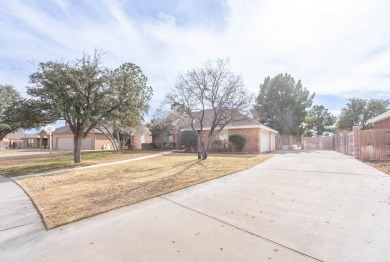 SPECTACULAR HOME SITUATED ON #6 NORTH IN GREEN TREE! BEAUTIFUL on Green Tree Country Club in Texas - for sale on GolfHomes.com, golf home, golf lot