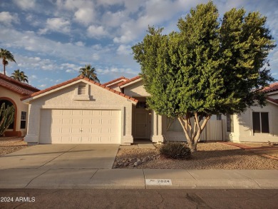 Charming move-in ready home with 2 bedroom and den in desirable on Arrowhead Country Club in Arizona - for sale on GolfHomes.com, golf home, golf lot