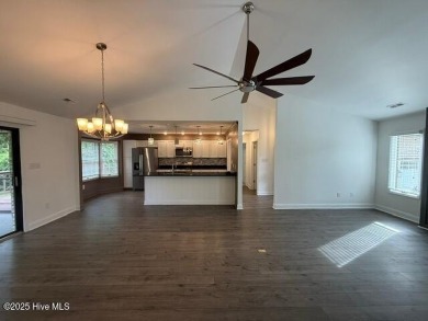 Looking for charm, comfort & convenience all in one? Welcome to on Harbour Point Golf Club in North Carolina - for sale on GolfHomes.com, golf home, golf lot