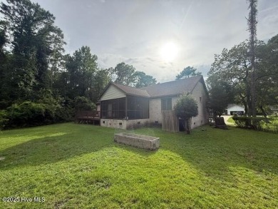 Looking for charm, comfort & convenience all in one? Welcome to on Harbour Point Golf Club in North Carolina - for sale on GolfHomes.com, golf home, golf lot