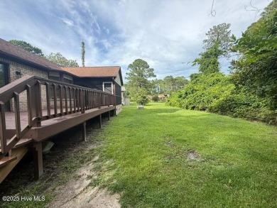 Looking for charm, comfort & convenience all in one? Welcome to on Harbour Point Golf Club in North Carolina - for sale on GolfHomes.com, golf home, golf lot