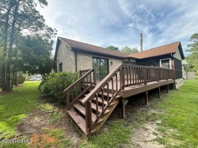 Looking for charm, comfort & convenience all in one? Welcome to on Harbour Point Golf Club in North Carolina - for sale on GolfHomes.com, golf home, golf lot