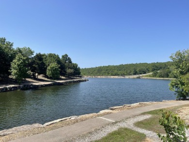 Looking to build your dream home in an excellent location?  This on Ledgestone Country Club and Golf Course in Missouri - for sale on GolfHomes.com, golf home, golf lot