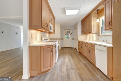 Easy living in the heart of Peachtree City! Brookfield on Braelinn Golf Club in Georgia - for sale on GolfHomes.com, golf home, golf lot