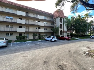 Spacious 2-bedroom, 2-bath condo in a gated community. Both on  in Florida - for sale on GolfHomes.com, golf home, golf lot
