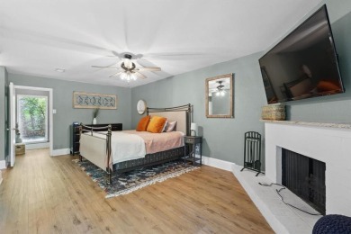 STYLISH, MOVE-IN READY TOWNHOME IN SOUGHT-AFTER FARMERS BRANCH on Brookhaven Country Club - Golf Course in Texas - for sale on GolfHomes.com, golf home, golf lot