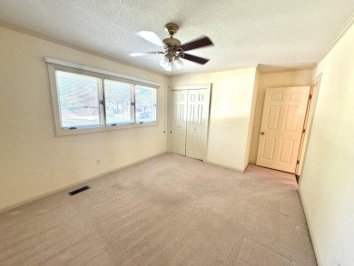 Welcome to this beautifully maintained 2 bedroom, 2 bath villa on Houndslake Country Club in South Carolina - for sale on GolfHomes.com, golf home, golf lot