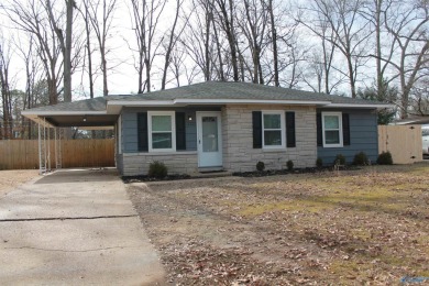 This cozy 3 bed, 1 1/2 bath home is in a prime location with on Point Mallard Golf Course in Alabama - for sale on GolfHomes.com, golf home, golf lot