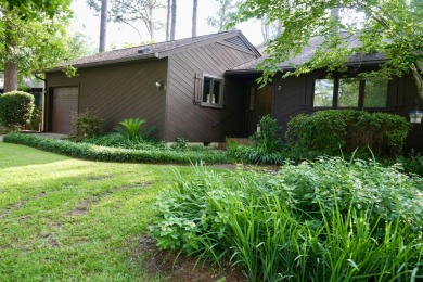 Welcome to this beautifully maintained 2 bedroom, 2 bath villa on Houndslake Country Club in South Carolina - for sale on GolfHomes.com, golf home, golf lot