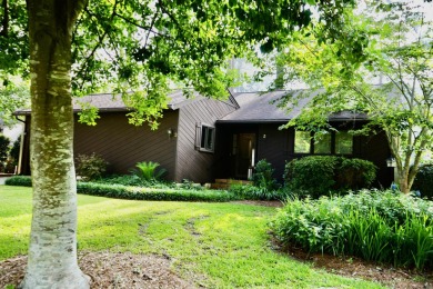 Welcome to this beautifully maintained 2 bedroom, 2 bath villa on Houndslake Country Club in South Carolina - for sale on GolfHomes.com, golf home, golf lot
