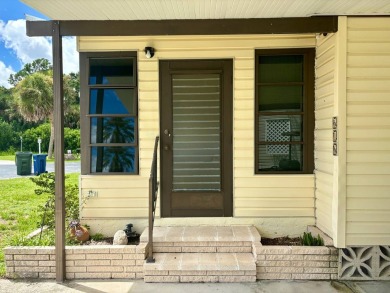 Welcome to 616 Max Rd., a cheerful 1990 Palm Harbor home located on Pelican Pointe Golf and Country Club in Florida - for sale on GolfHomes.com, golf home, golf lot