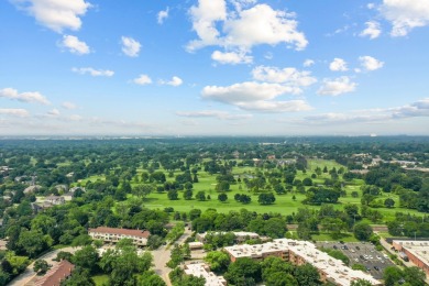 Experience the perfect blend of comfort and convenience in this on Sportsmans Country Club in Illinois - for sale on GolfHomes.com, golf home, golf lot