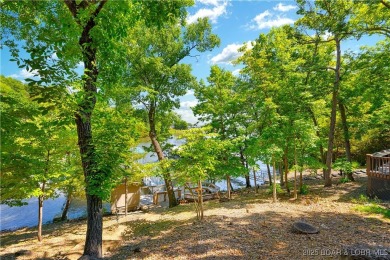 This magnificent 5-bedroom, 3-bathroom lakefront home is walking on The Oaks Golf Course in Missouri - for sale on GolfHomes.com, golf home, golf lot