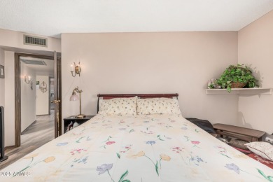 Come see this darling Phase 3 2 bedroom, 2 bath end unit. This on Sun City-Willow Creek / Willow Brook  in Arizona - for sale on GolfHomes.com, golf home, golf lot