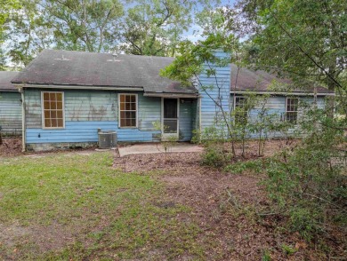 Great location very near the Wildwood Golf Couse just off Hwy 98 on Wildwood Country Club in Florida - for sale on GolfHomes.com, golf home, golf lot