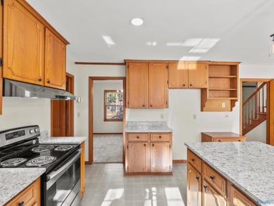 This spacious, immaculately maintained 5BR/2.5BA home is located on Point Mallard Golf Course in Alabama - for sale on GolfHomes.com, golf home, golf lot