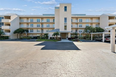 HURRY--You have to see the updates and upgrades in this unit! on Pinebrook/Ironwood Golf Course in Florida - for sale on GolfHomes.com, golf home, golf lot