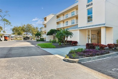 HURRY--You have to see the updates and upgrades in this unit! on Pinebrook/Ironwood Golf Course in Florida - for sale on GolfHomes.com, golf home, golf lot