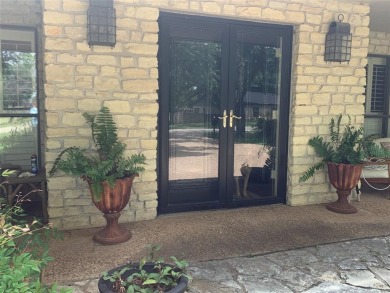2 bedroom, 3 bath home in beautiful gated Pecan Plantation in on Pecan Plantation Country Club in Texas - for sale on GolfHomes.com, golf home, golf lot