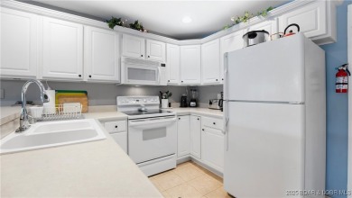 One of the cleanest and well maintained complexes at the Lake on Lake Valley Country Club in Missouri - for sale on GolfHomes.com, golf home, golf lot