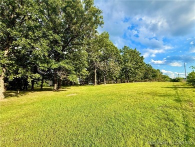 Discover the perfect blend of space, comfort, and privacy in on Oak Hills Country Club in Missouri - for sale on GolfHomes.com, golf home, golf lot