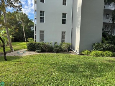 Convenient first floor unit condo in the tropical Palm Aire on Palm-Aire Country Club and Resort - The Oaks in Florida - for sale on GolfHomes.com, golf home, golf lot