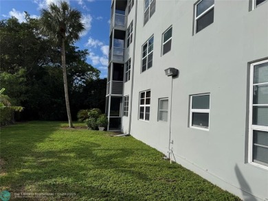 Convenient first floor unit condo in the tropical Palm Aire on Palm-Aire Country Club and Resort - The Oaks in Florida - for sale on GolfHomes.com, golf home, golf lot