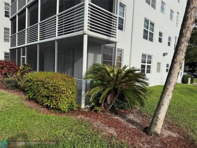 Convenient first floor unit condo in the tropical Palm Aire on Palm-Aire Country Club and Resort - The Oaks in Florida - for sale on GolfHomes.com, golf home, golf lot