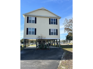 STUNNING LOCATION! Beautiful townhouse overlooking the Northwest on Harbour Point Golf Club in North Carolina - for sale on GolfHomes.com, golf home, golf lot