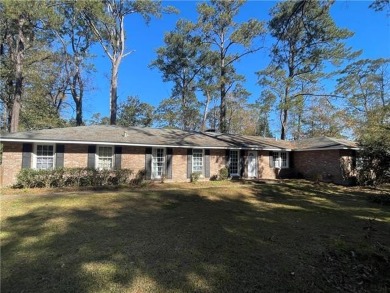 1 story brick home on almost 3/4 acre lot in demand Country Club on Covington Country Club in Louisiana - for sale on GolfHomes.com, golf home, golf lot