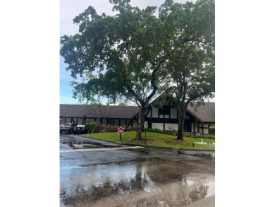 3-bedroom, 2-bathroom condo in the International Village. This on Inverrary Country Club in Florida - for sale on GolfHomes.com, golf home, golf lot