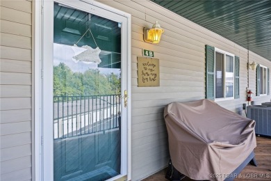 Complete package with this stylish 3-bed, 2-bath loft condo at on Lake Valley Country Club in Missouri - for sale on GolfHomes.com, golf home, golf lot