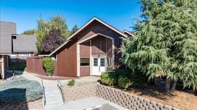 Cozy Condo Retreat! Welcome to this delightful 3BD / 2BA on Oak Tree Country Club in California - for sale on GolfHomes.com, golf home, golf lot