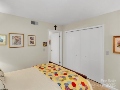 Discover comfort & style in this spacious bottom-level condo on Waynesville Country Club Inn in North Carolina - for sale on GolfHomes.com, golf home, golf lot