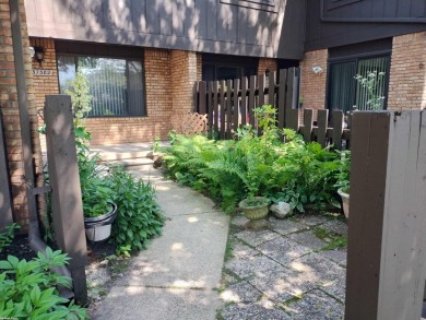 Great layout and amenities offered on this condo. Features on Plum Brook Golf Club in Michigan - for sale on GolfHomes.com, golf home, golf lot