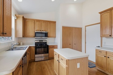 Check out this beautiful 2 bedroom/2-bathroom ranch townhouse on Mistwood Golf Club in Illinois - for sale on GolfHomes.com, golf home, golf lot