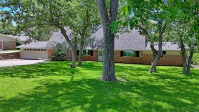 LAKE HOME - Welcome to this spacious 2 story, 5 bedroom, 3.5 on Twisted Oaks Golf Club in Texas - for sale on GolfHomes.com, golf home, golf lot