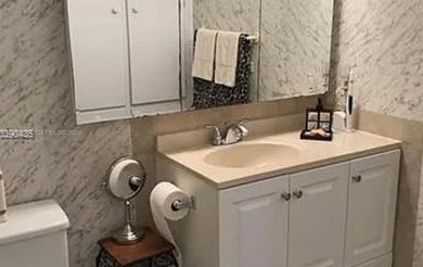 Great condo centrally located in the heart of Hollywood in the on Hillcrest Golf and Country Club in Florida - for sale on GolfHomes.com, golf home, golf lot