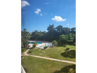 Great condo centrally located in the heart of Hollywood in the on Hillcrest Golf and Country Club in Florida - for sale on GolfHomes.com, golf home, golf lot