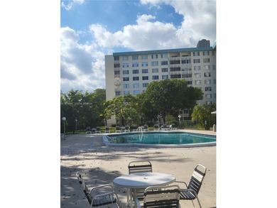 Great condo centrally located in the heart of Hollywood in the on Hillcrest Golf and Country Club in Florida - for sale on GolfHomes.com, golf home, golf lot