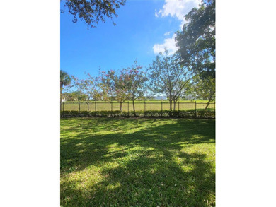 Great condo centrally located in the heart of Hollywood in the on Hillcrest Golf and Country Club in Florida - for sale on GolfHomes.com, golf home, golf lot