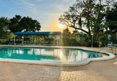 Great condo centrally located in the heart of Hollywood in the on Hillcrest Golf and Country Club in Florida - for sale on GolfHomes.com, golf home, golf lot