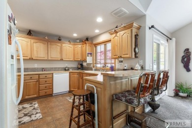 Come see this beautiful, meticulous, well maintained town-home on Sand Creek Golf Course in Idaho - for sale on GolfHomes.com, golf home, golf lot