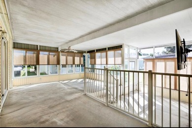 Well-Maintained 3BR Palm Harbor Home with New Roof & A/C! on Imperial Lakewoods Golf Club in Florida - for sale on GolfHomes.com, golf home, golf lot