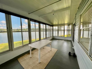 LAKEFRONT, SELLER IS VERY MOTIVATED, BRING ALL OFFERS! Home is on Water Oak Country Club Estates in Florida - for sale on GolfHomes.com, golf home, golf lot