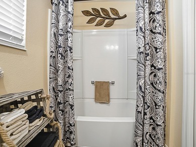 BEAUTIFULLY MAINTAINTED 2/2 MOONSTONE PATIO VILLA with separate on Pennbrooke Fairways in Florida - for sale on GolfHomes.com, golf home, golf lot