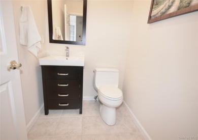 Renovated-Updated-Spacious Mirasol Model Townhouse 3 Bedroom 2.5 on The Greens At Half Hollow in New York - for sale on GolfHomes.com, golf home, golf lot