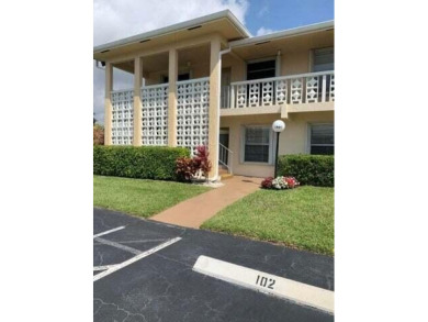 Large 2/2  corner unit  X-large screened in patio with beautiful on Hunters Run Golf and Country Club in Florida - for sale on GolfHomes.com, golf home, golf lot