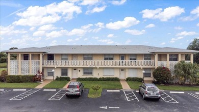 Large 2/2  corner unit  X-large screened in patio with beautiful on Hunters Run Golf and Country Club in Florida - for sale on GolfHomes.com, golf home, golf lot